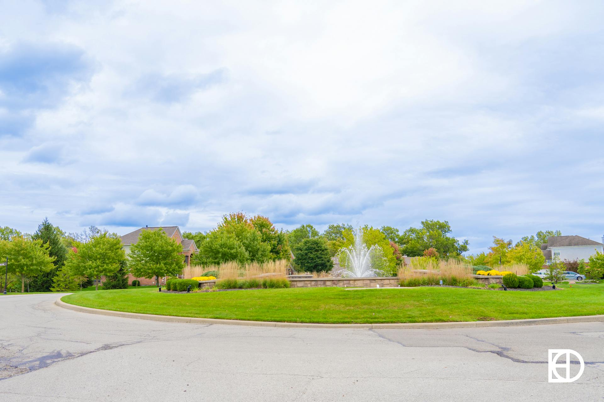 Photo of green space and fountain in Cobblestone Lakes neighborhood in Zionsville, Indiana.