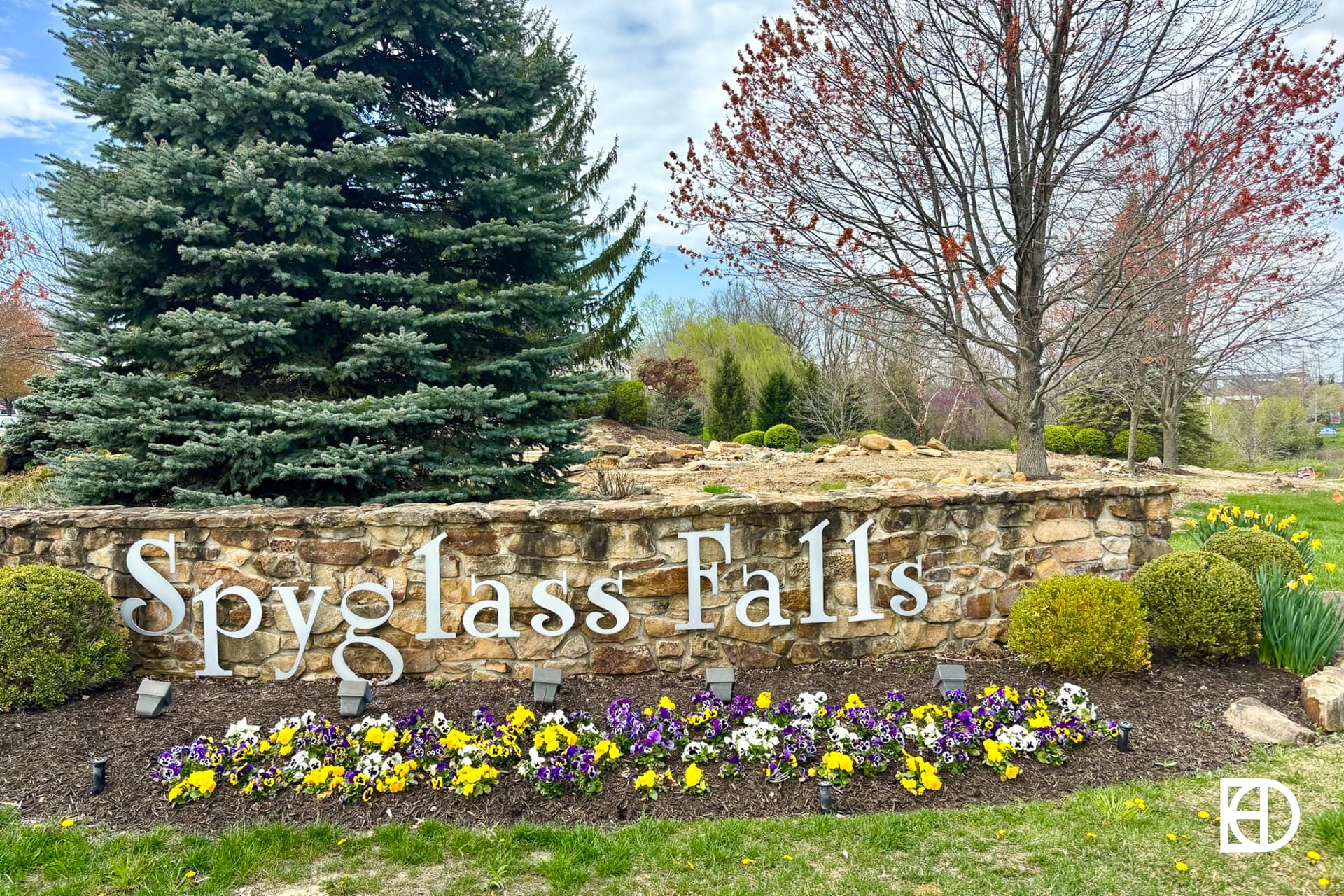 Signage, and landscaping in Spyglass Falls (Fishers)