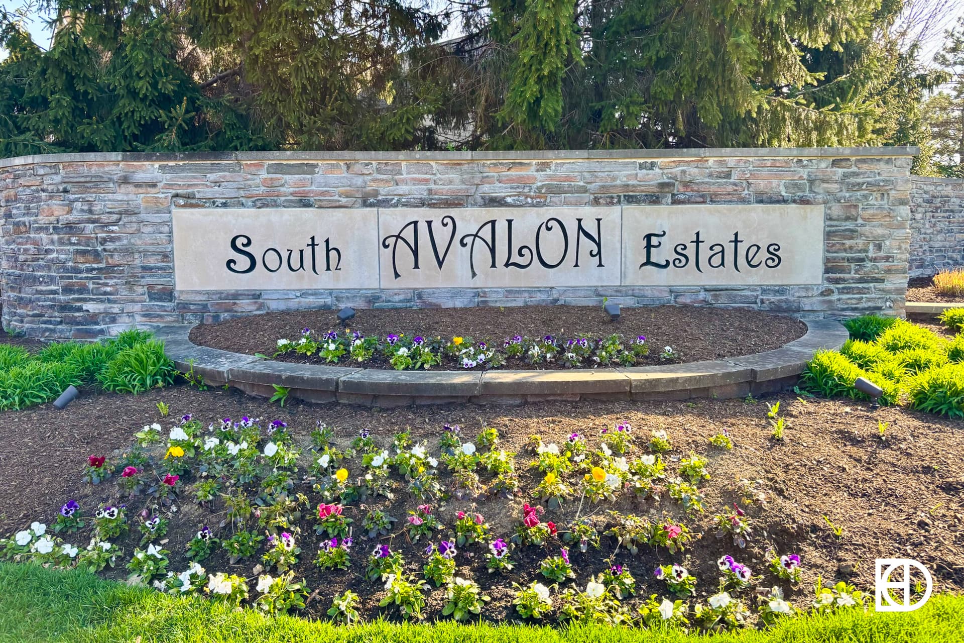 Signage, and landscaping in South Avalon Estates (Fishers)