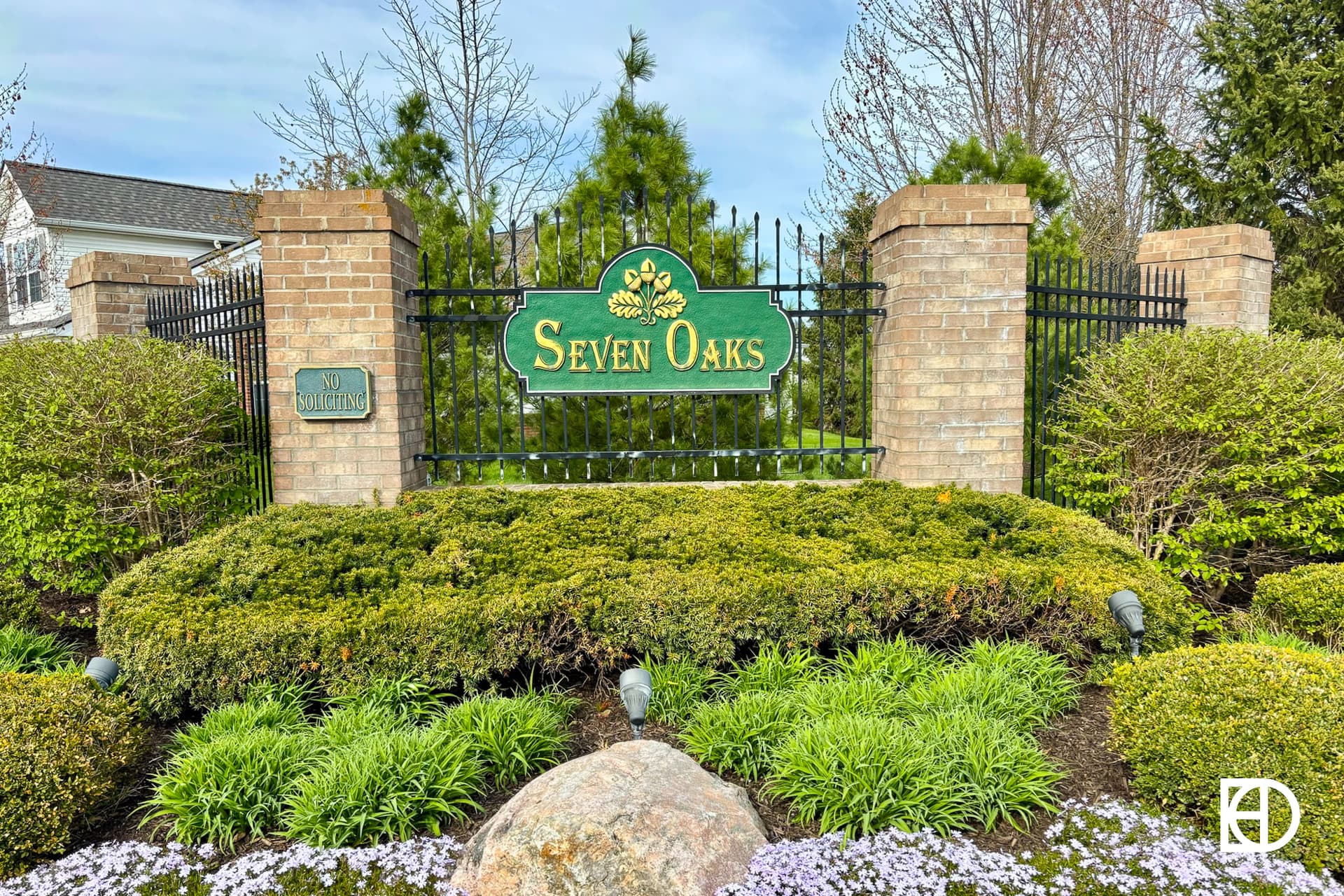 Signage, and landscaping in Seven Oaks (Fishers)