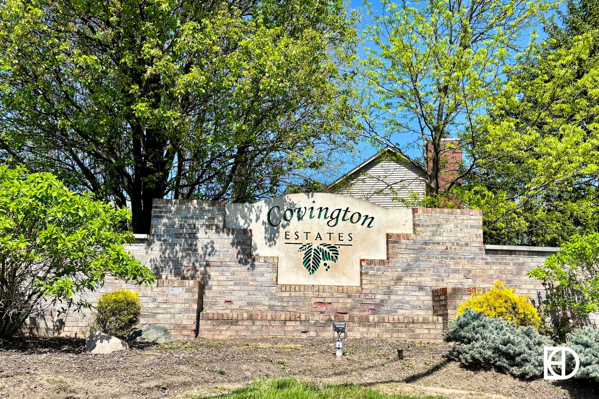 Signage, landscaping, and trees in Covington Estates (Fishers)