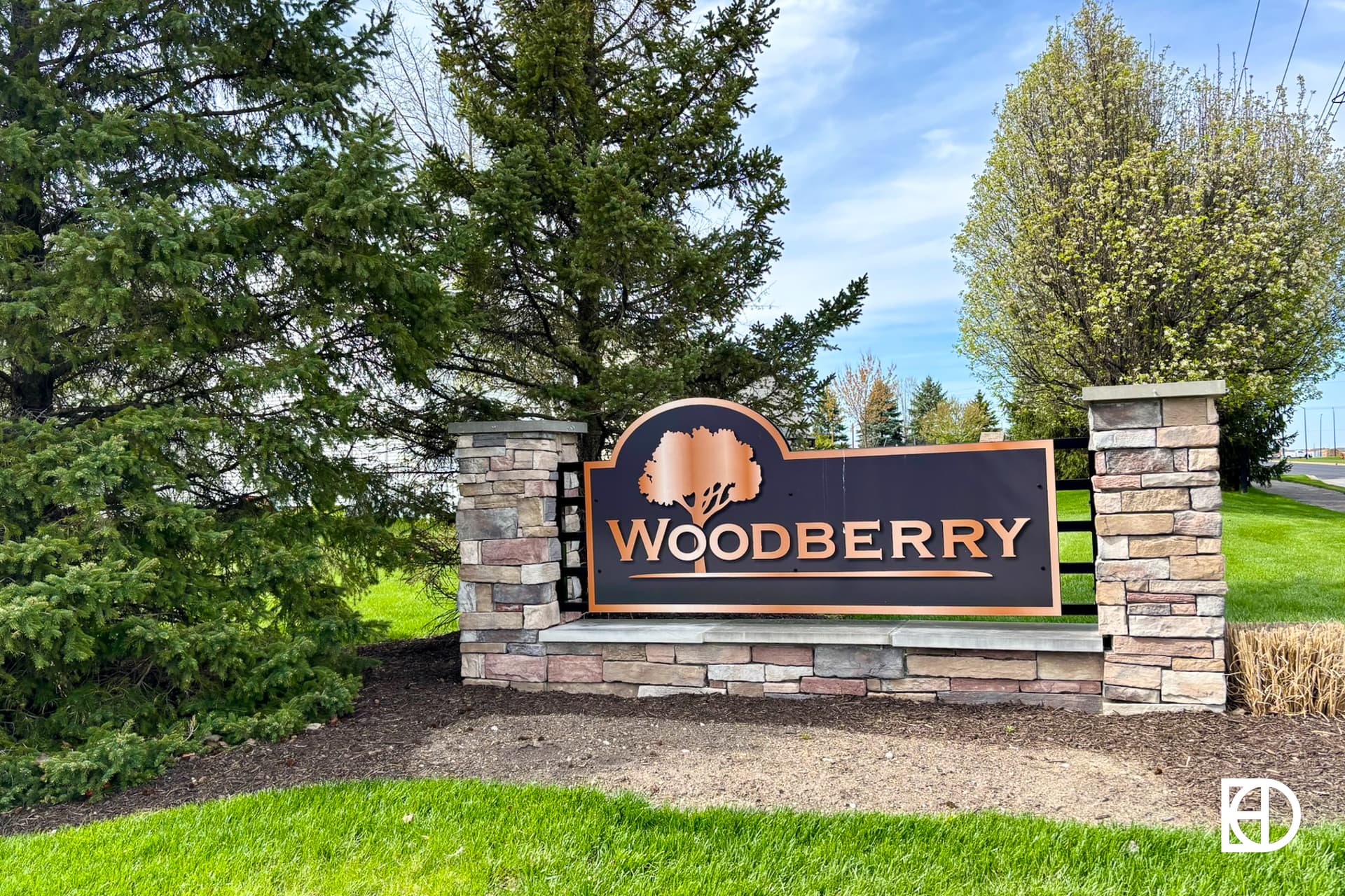 Signage, and landscaping in Woodberry (Fishers)