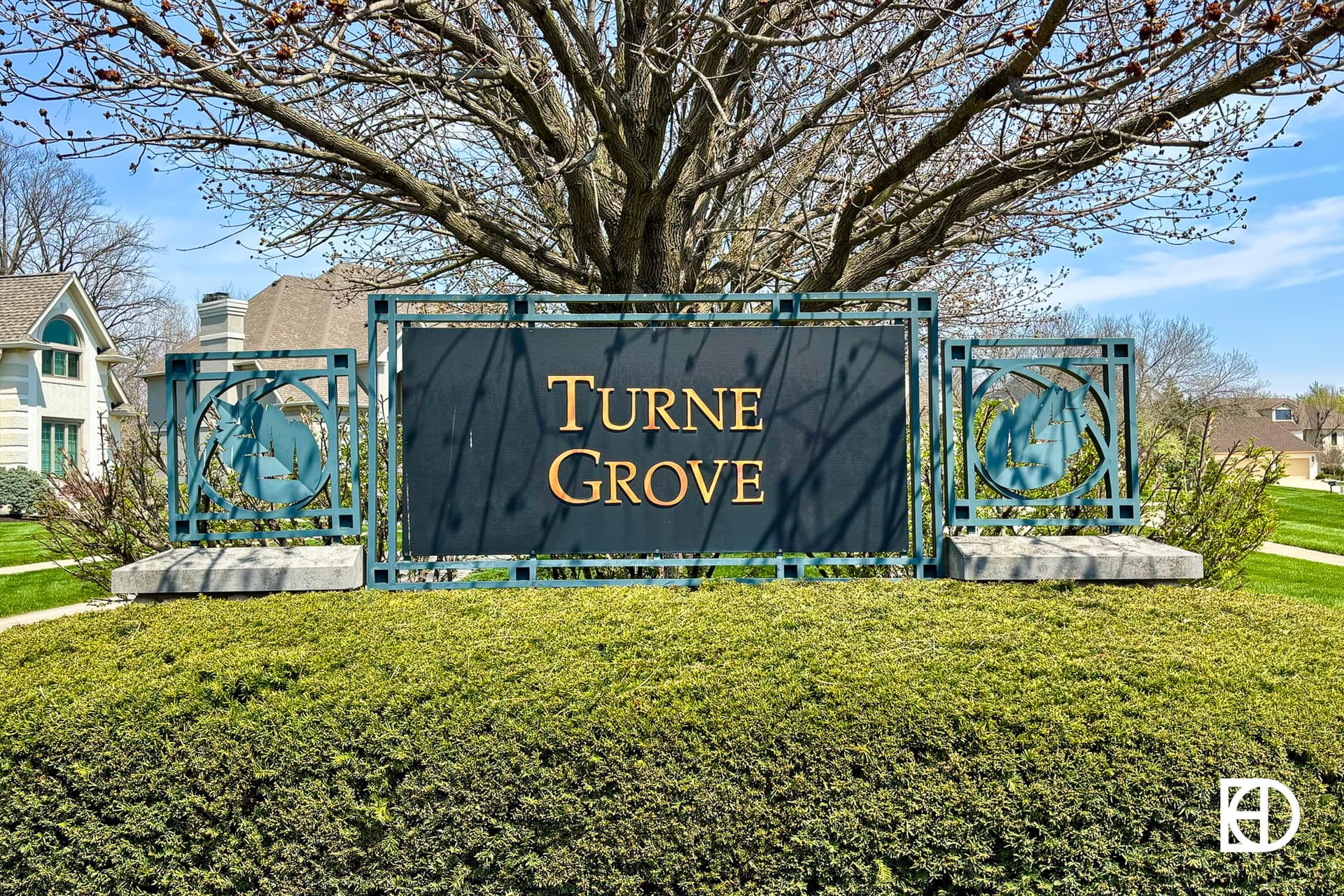 Signage, and landscaping in Turne Grove (Fishers)