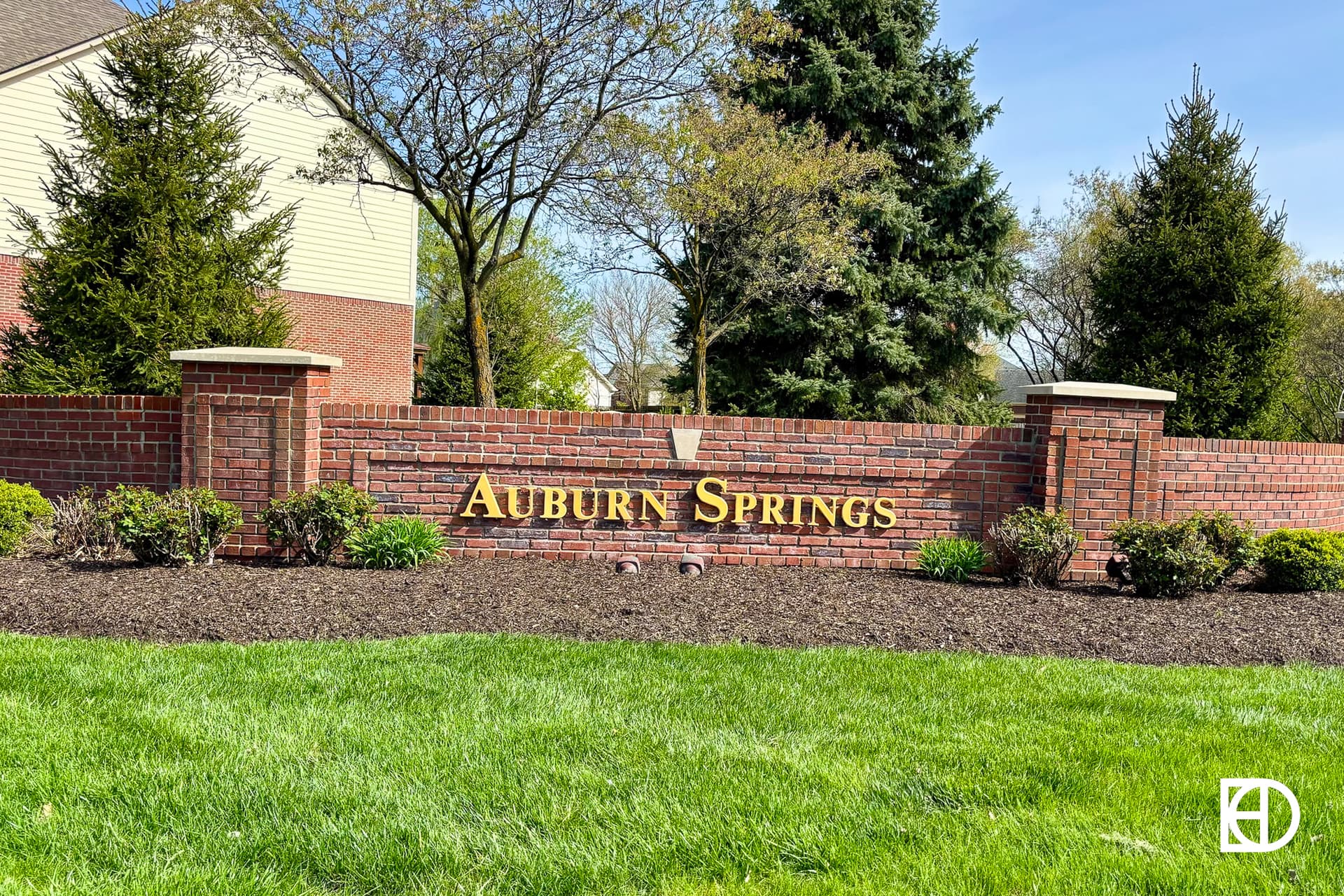 Signage, and landscaping in Auburn Springs (Fishers)