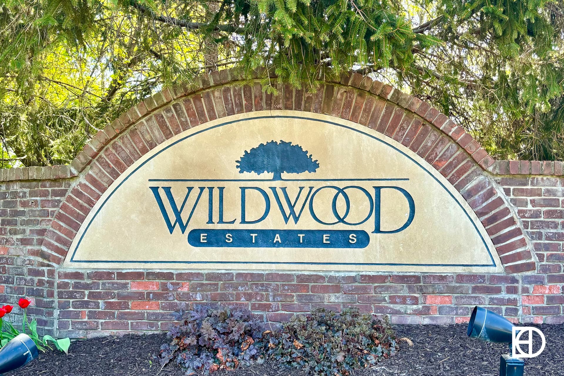 Signage, and landscaping in Wildwood Estates (Fishers)