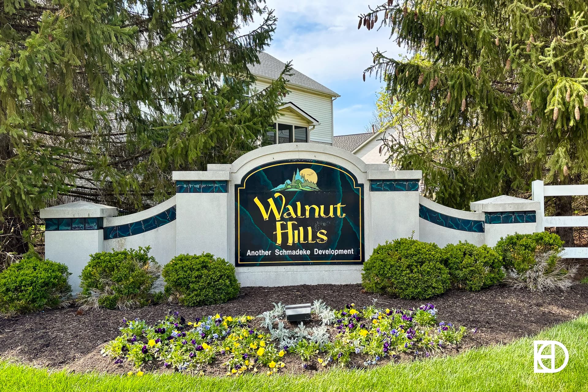 Signage, and landscaping in Walnut Hills (Fishers)