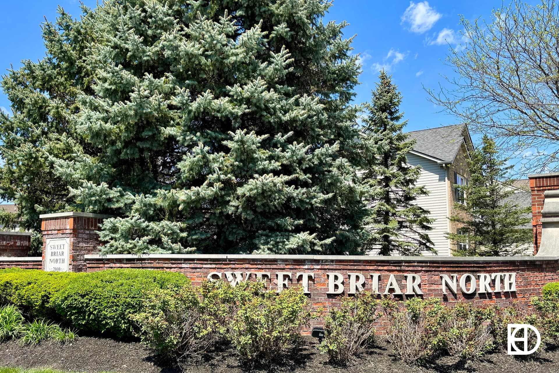 Signage, and landscaping in Sweet Briar North (Fishers)