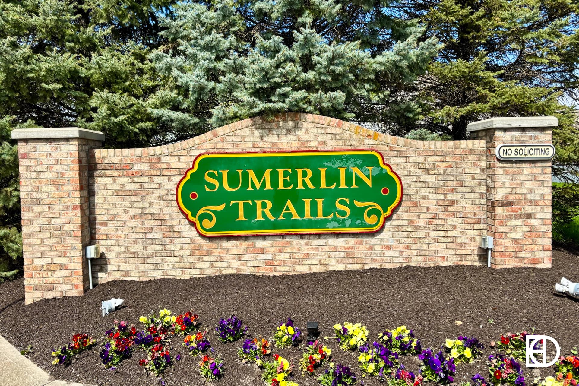 Signage, and landscaping in Sumerlin Trails (Fishers)