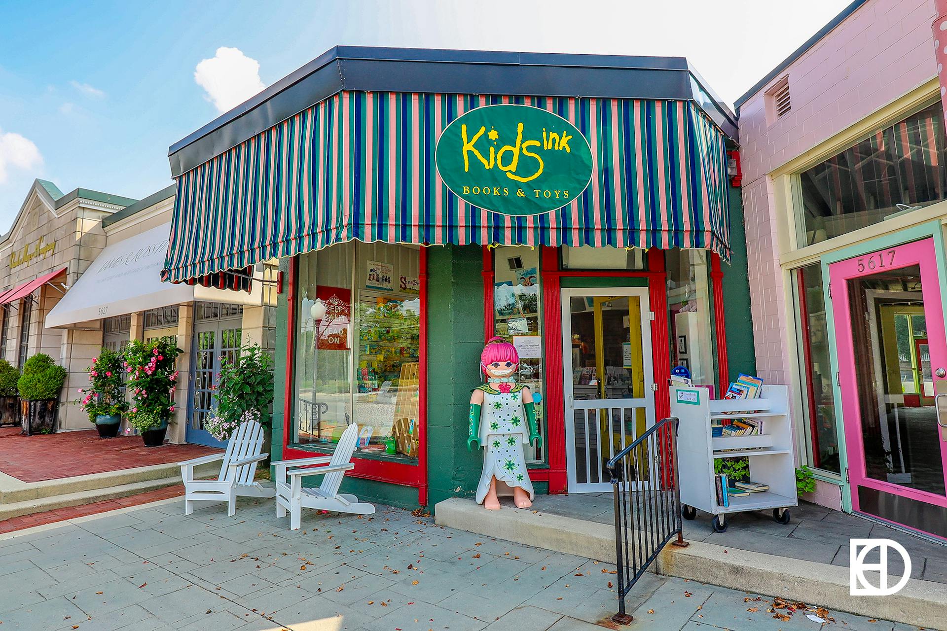Gif of the exterior of Kids, Ink bookstore