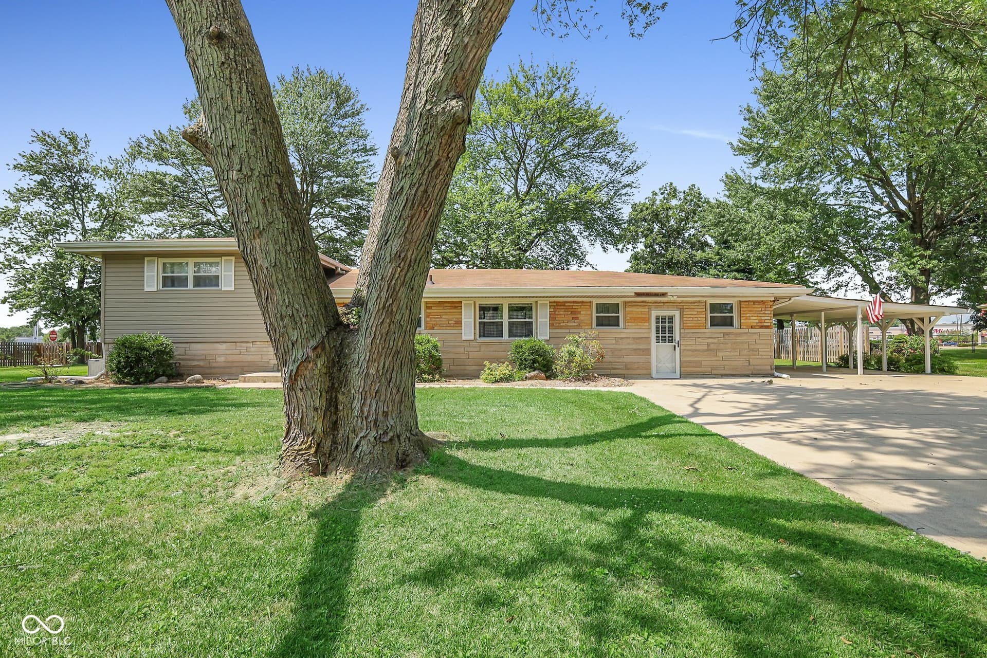 Primary photo of 8140 Meadow Lane, Indianapolis, IN